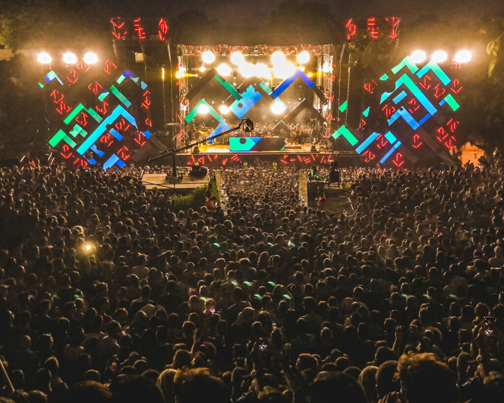 巨大LEDビジョンを使用したEDMライブイベントの風景